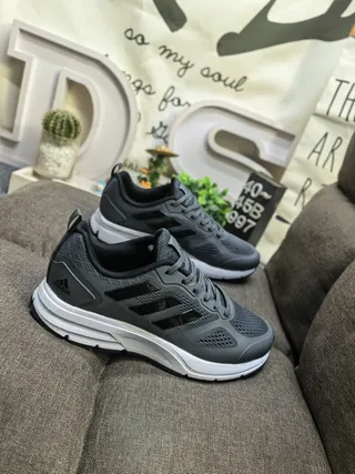 Adidas Zapatillas de correr gris y blanco con upper de malla transpirable y branding de tres tiras laterales 9