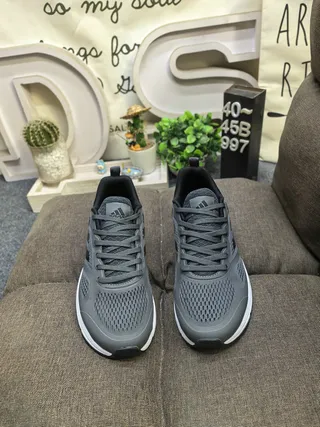 Adidas Zapatillas de correr gris y blanco con upper de malla transpirable y branding de tres tiras laterales 10