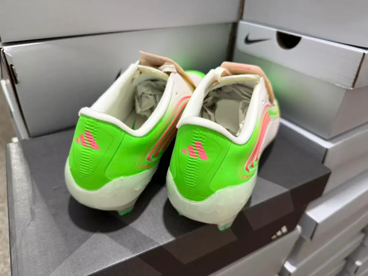 Adidas Vert Blanc Sans Lacets Fermeture par Sangle Motif Ondulé Tige Synthétique Firm-Ground Chaussures de Football 3