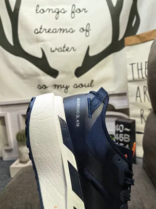Adidas Chaussures de course légères avec silhouette de course, tige en mesh engineered, couleur navy white 3