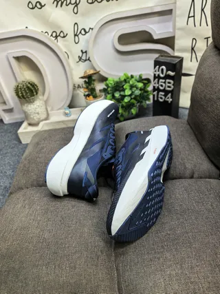 Adidas Chaussures de course légères avec silhouette de course, tige en mesh engineered, couleur navy white 6
