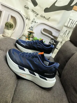 Adidas Chaussures de course légères avec silhouette de course, tige en mesh engineered, couleur navy white 7