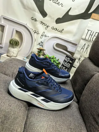 Adidas Chaussures de course légères avec silhouette de course, tige en mesh engineered, couleur navy white 9