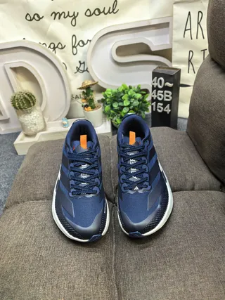 Adidas Chaussures de course légères avec silhouette de course, tige en mesh engineered, couleur navy white 10