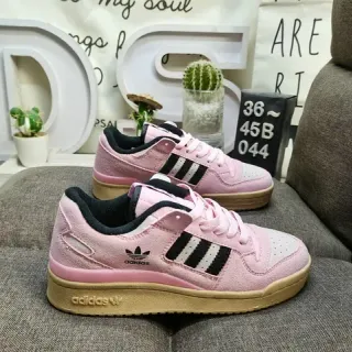 Adidas गुलाबी काला लो टॉप सुड ऊपरी जीवनशैली स्नीकर