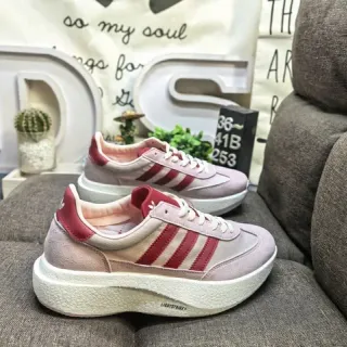 Adidas गुलाबी लाल निम्न-टॉप प्लेटफॉर्म सोल लाइफस्टाइल स्नीकर्स