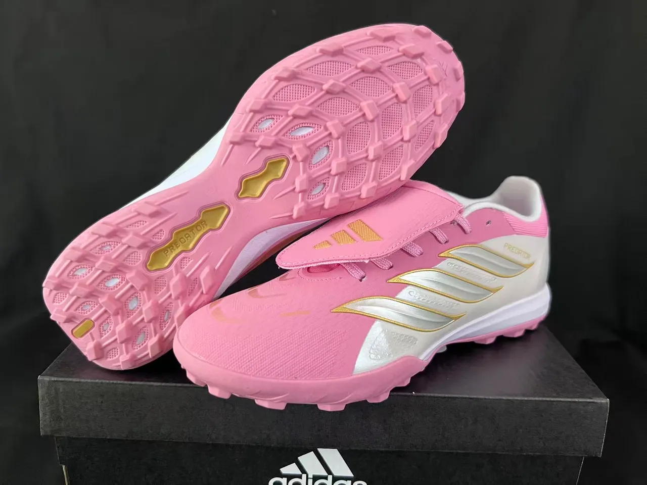 Adidas Predator Pink Gold Sin cordones Cierre de correa Panel lateral Iridiscente Blanco Turf Zapatillas de fútbol 2