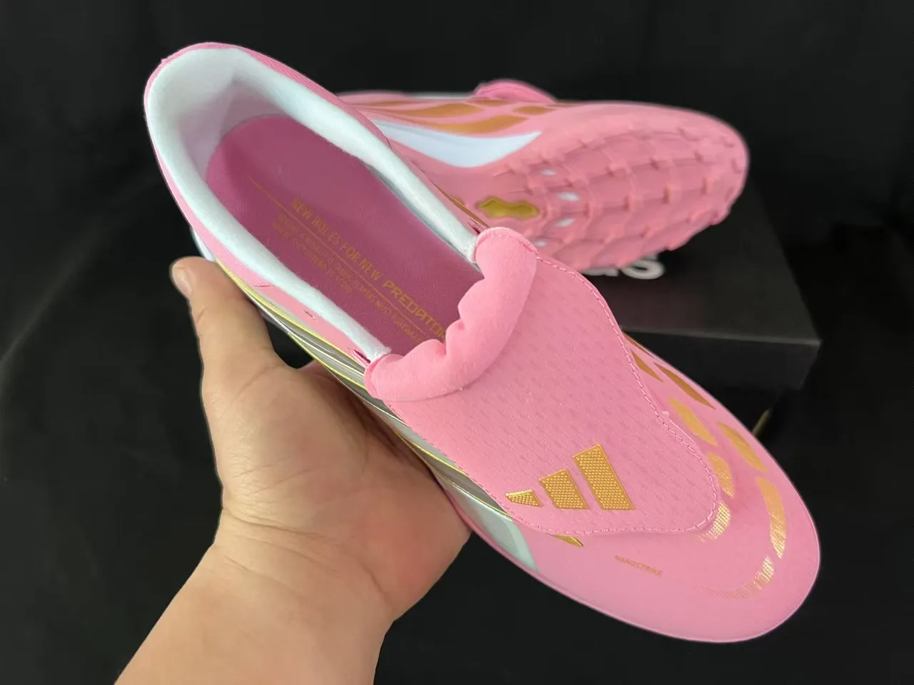 Adidas Predator Pink Gold Sin cordones Cierre de correa Panel lateral Iridiscente Blanco Turf Zapatillas de fútbol 7