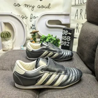 Adidas Samba 金属银色和奶油色室内足球鞋