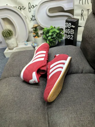 Adidas Samba أحذية كرة القدم الداخلية فضية لامعة وكريمية 6