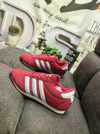 Adidas Samba أحذية كرة القدم الداخلية فضية لامعة وكريمية 7