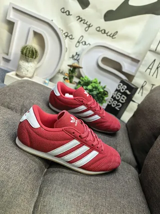 Adidas Samba أحذية كرة القدم الداخلية فضية لامعة وكريمية 9