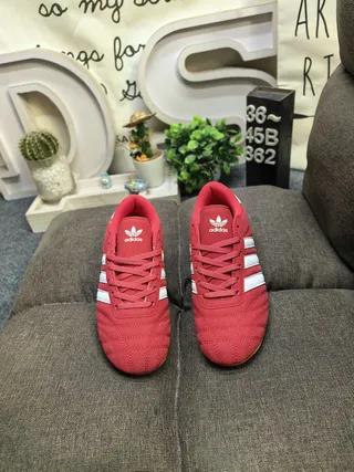Adidas Samba أحذية كرة القدم الداخلية فضية لامعة وكريمية 10