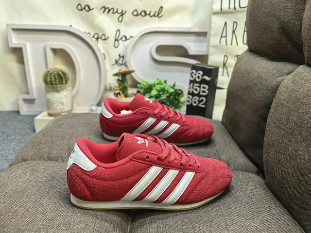 Adidas Samba أحذية كرة القدم الداخلية فضية لامعة وكريمية 11