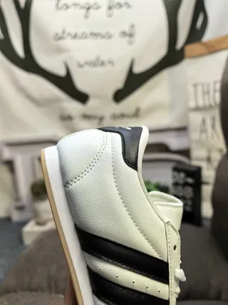 Adidas Samba أحذية كرة القدم الداخلية فضية لامعة وكريمية 13