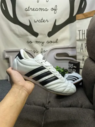 Adidas Samba أحذية كرة القدم الداخلية فضية لامعة وكريمية 15