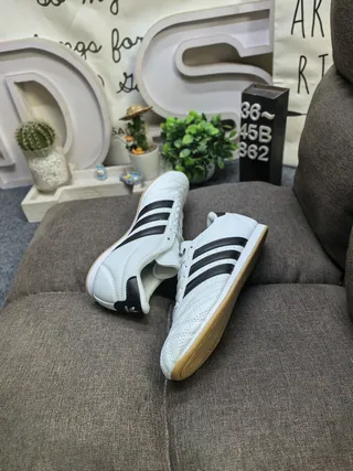 Adidas Samba أحذية كرة القدم الداخلية فضية لامعة وكريمية 16