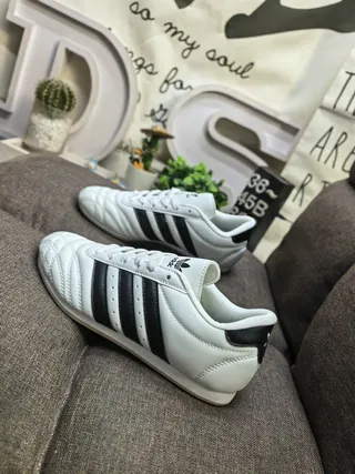 Adidas Samba أحذية كرة القدم الداخلية فضية لامعة وكريمية 17