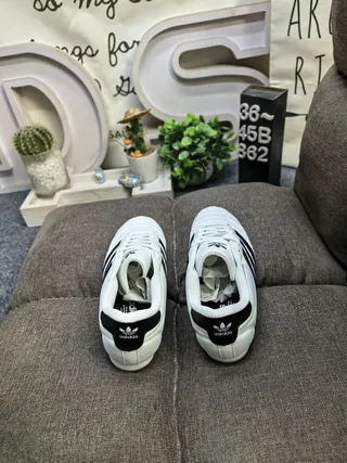 Adidas Samba أحذية كرة القدم الداخلية فضية لامعة وكريمية 18