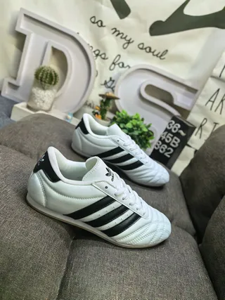 Adidas Samba أحذية كرة القدم الداخلية فضية لامعة وكريمية 19