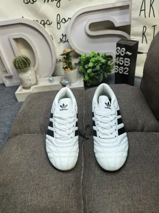 Adidas Samba أحذية كرة القدم الداخلية فضية لامعة وكريمية 20