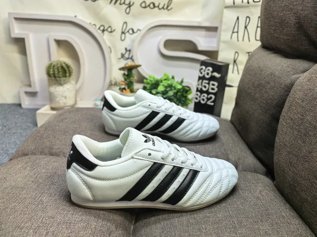 Adidas Samba أحذية كرة القدم الداخلية فضية لامعة وكريمية 21