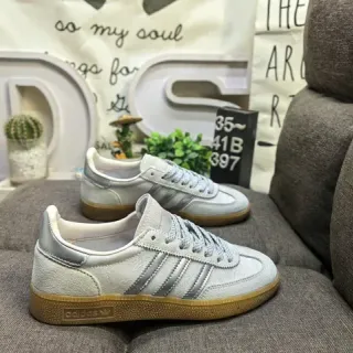 Adidas Samba OG हल्का बीज और चांदी धातु लाइफस्टाइल स्नीकर