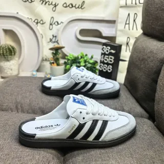 Adidas Samba सफेद और काला स्लिप-ऑन लोफर्स