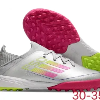 Adidas Silver Pink Zapatos de fútbol turf con diseño de rayas gradientes en color plata rosa, upper de punto de bajo corte