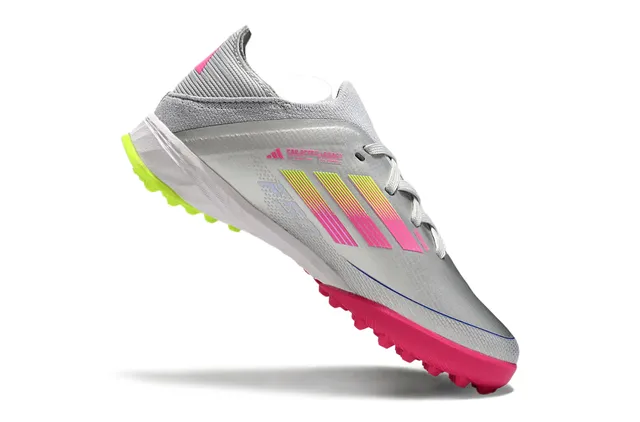 Adidas Silver Pink Zapatos de fútbol turf con diseño de rayas gradientes en color plata rosa, upper de punto de bajo corte 2