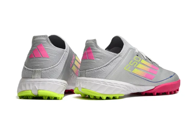 Adidas Silver Pink Zapatos de fútbol turf con diseño de rayas gradientes en color plata rosa, upper de punto de bajo corte 3
