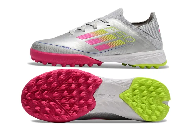 Adidas Silver Pink Zapatos de fútbol turf con diseño de rayas gradientes en color plata rosa, upper de punto de bajo corte 4