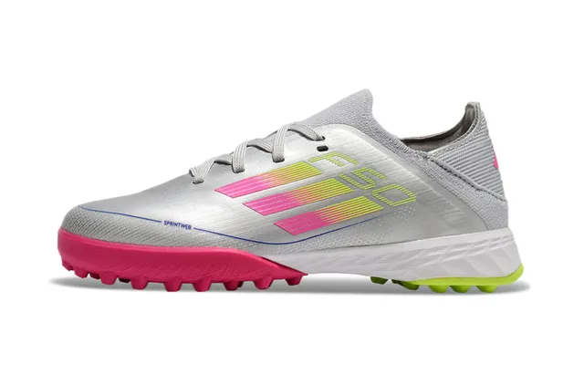 Adidas Silver Pink Zapatos de fútbol turf con diseño de rayas gradientes en color plata rosa, upper de punto de bajo corte 5