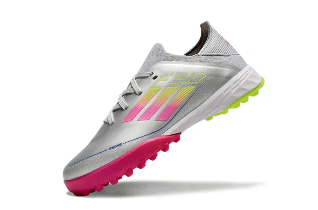 Adidas Silver Pink Zapatos de fútbol turf con diseño de rayas gradientes en color plata rosa, upper de punto de bajo corte 6