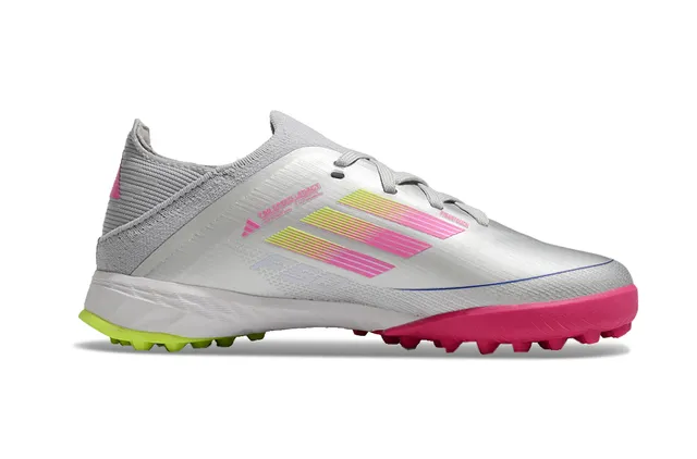 Adidas Silver Pink Zapatos de fútbol turf con diseño de rayas gradientes en color plata rosa, upper de punto de bajo corte 7