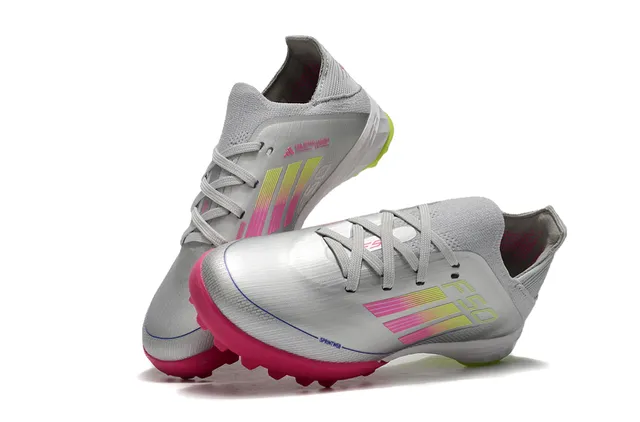 Adidas Silver Pink Zapatos de fútbol turf con diseño de rayas gradientes en color plata rosa, upper de punto de bajo corte 8