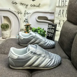 Adidas 银白色 无鞋带 易穿 绗缝脚趾箱 室内足球鞋