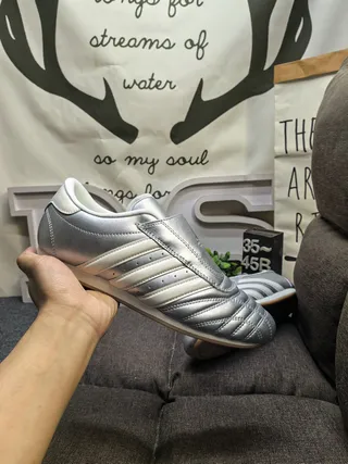 Adidas Tênis de futebol indoor prata branco sem cadarço slip-on com caixa do dedo acolchada 5