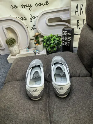 Adidas Tênis de futebol indoor prata branco sem cadarço slip-on com caixa do dedo acolchada 8