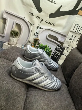 Adidas Tênis de futebol indoor prata branco sem cadarço slip-on com caixa do dedo acolchada 9