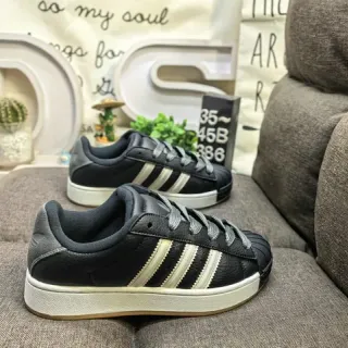 Adidas Superstar काला और क्रीम लाइफस्टाइल स्नीकर