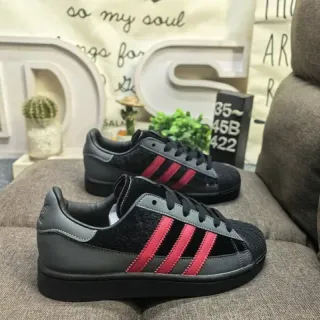 Adidas Superstar काली और लाल वेलवेट लाइफस्टाइल स्नीकर