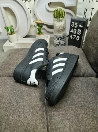Adidas Superstar 黑白生活方式休闲鞋 6