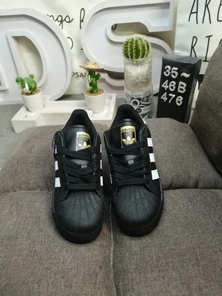 Adidas Superstar 黑白生活方式休闲鞋 10