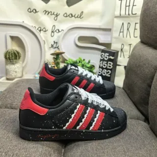 Adidas Superstar काली लाल धब्बेदार तारा लाइफस्टाइल स्नीकर