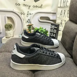 Adidas Superstar काले टेक्स्चर्ड अपर सफेद शेल टो लाइफस्टाइल स्नीकर