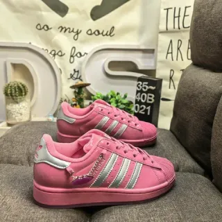 Adidas Superstar गुलाबी चांदी लो टॉप शेल टो जीवनशैली स्नीकर