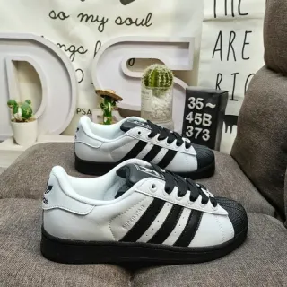 Adidas Superstar सफेद और काला लाइफस्टाइल स्नीकर