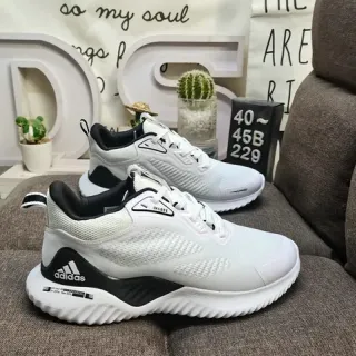 Adidas chaussures de course blanches et noires