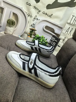 Adidas 白黑无鞋带T-strap褶边装饰细节生活运动鞋 7
